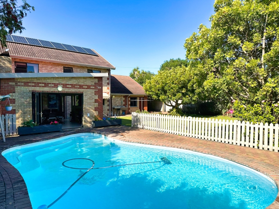 5 Bedroom Property for Sale in The Island Western Cape